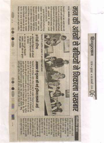 Hindutan 30 jan 2014 antarjoti vidyalaya girl editing the january issue of his newspaper bal kilkari akhbar